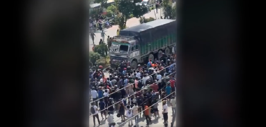 गठ्ठाघरमा चेकजाँचको क्रममा दुर्घटना भएपछि स्थानीय आक्रोशित, ट्राफिक प्रहरीमाथि नै ढुंगामुढा