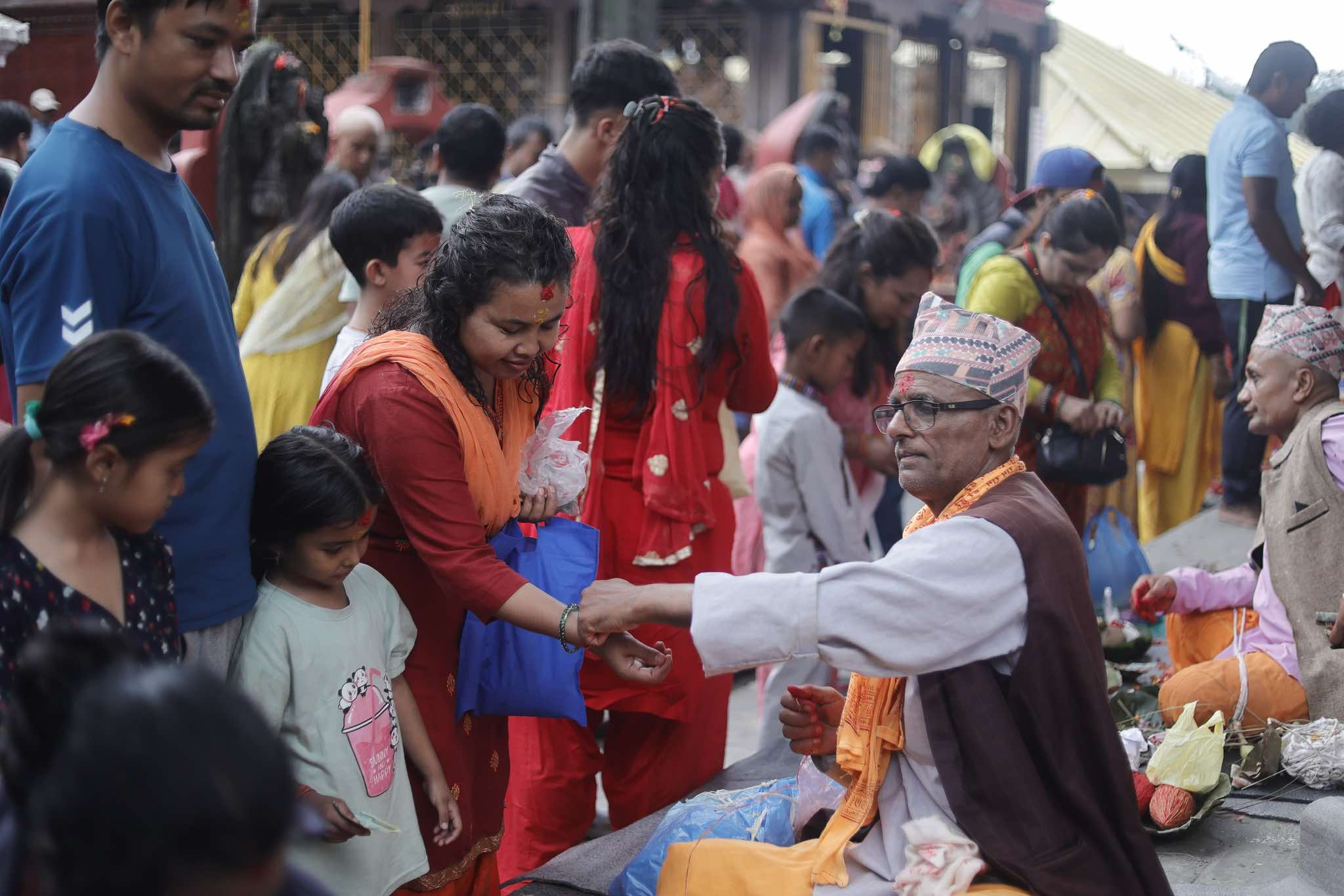 जनैपूर्णिमा : देवालयमा श्रद्धालुको घुइँचो (तस्बिरहरु)
