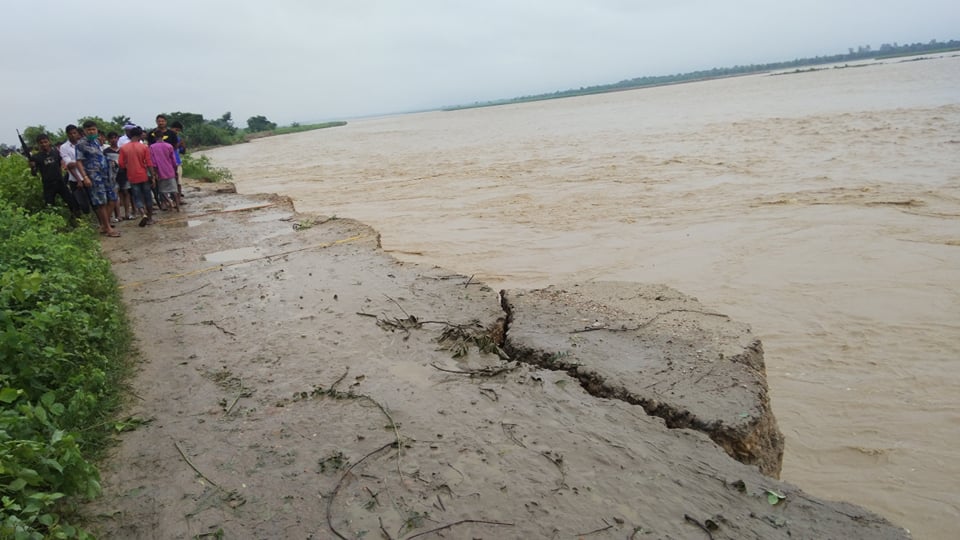बाढीले दुई अटोरिक्सा बगायो, बेपत्ताहरूको खोजी गरिँदै
