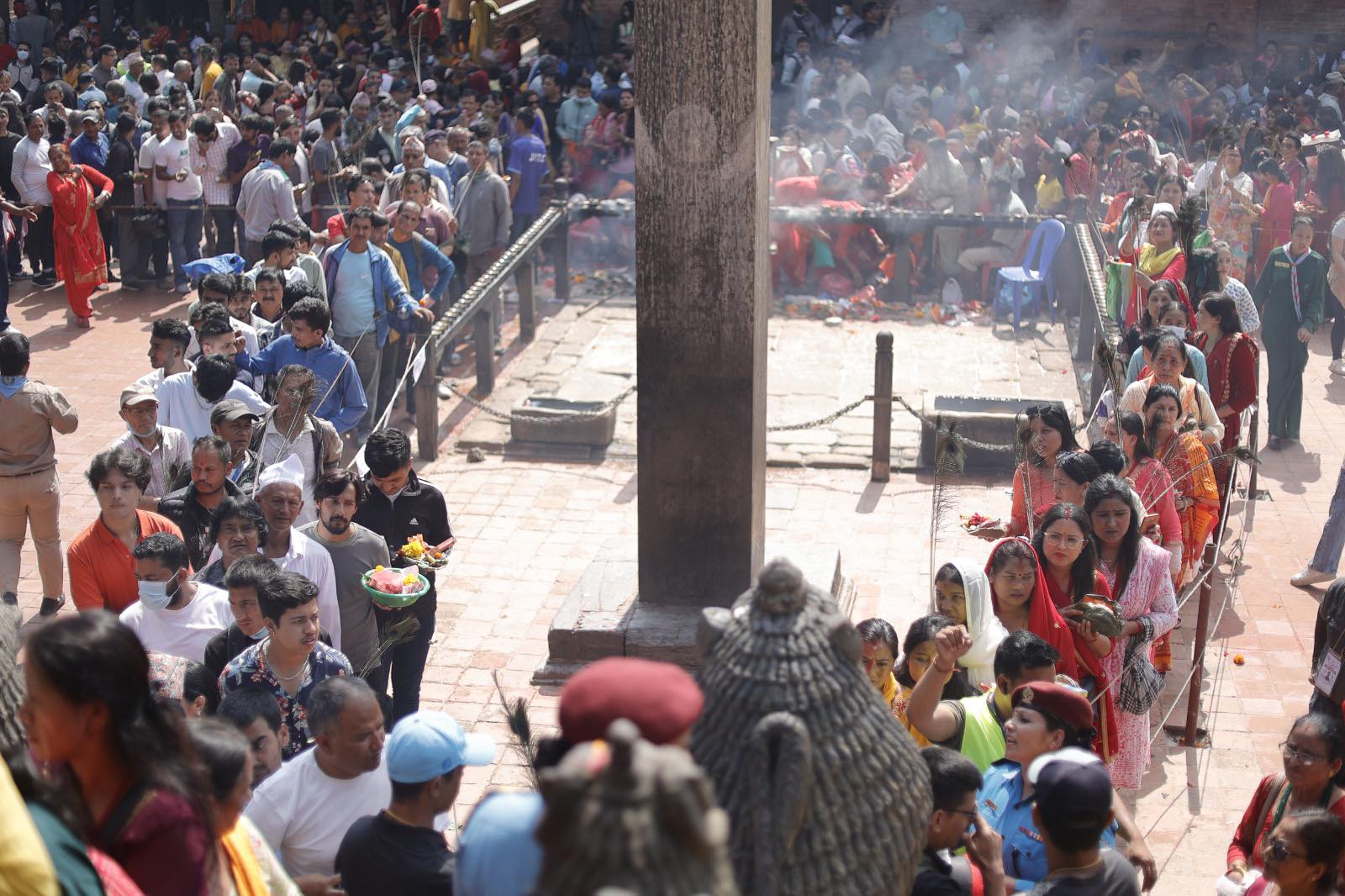 पाटनको कृष्ण मन्दिरमा भक्तजनको घुइँचो (तस्बिरहरु)