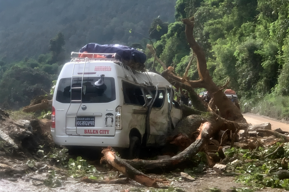 काठमाडौं आउँदै गरेको माइक्रोमाथि खस्यो पहिरो