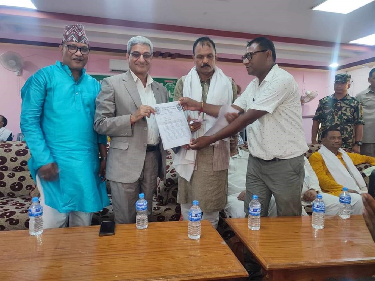 मुसहर समुदायले गृहमन्त्री लेखकलाई बुझायो ज्ञापनपत्र