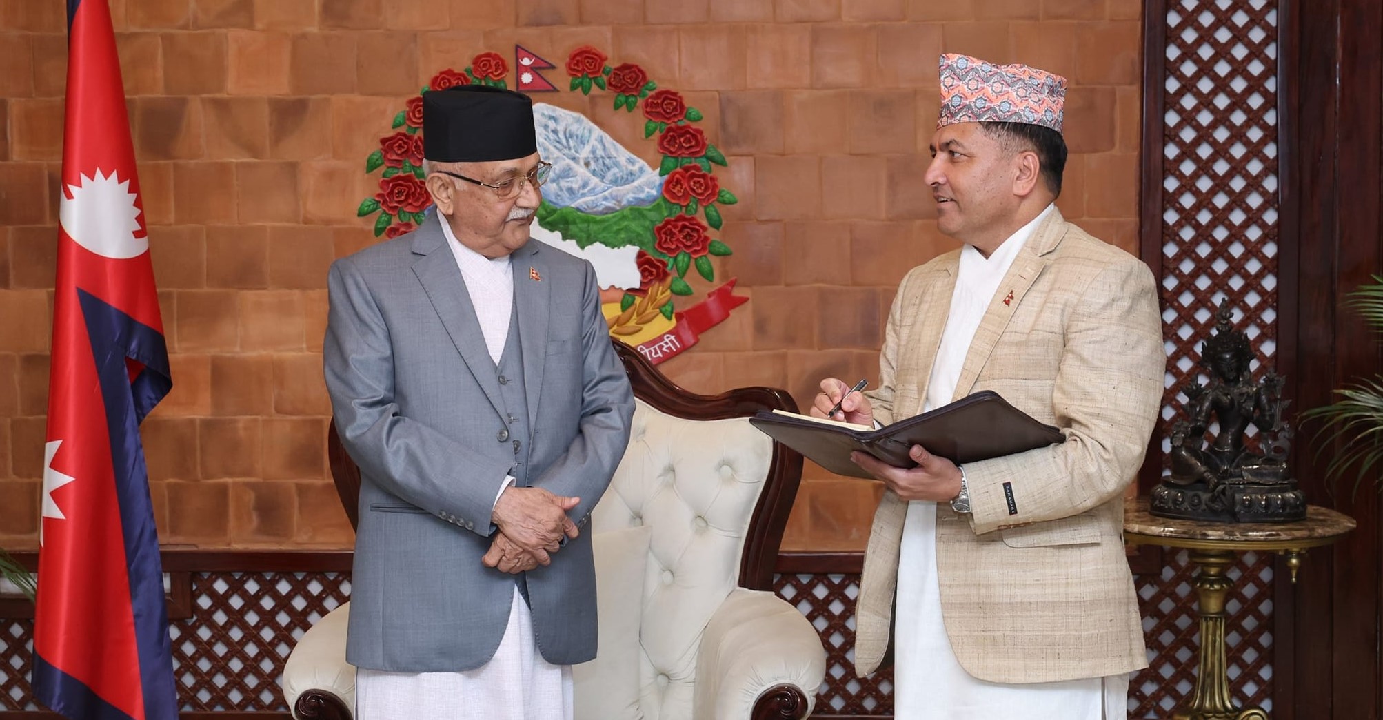 सरकारी अधिकारीले आफ्नो कामको विवरण सामाजिक सञ्जालमा दिनू : प्रधानमन्त्री ओली