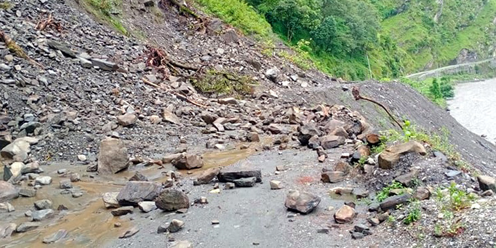 महभिरमा पहिरो खसेपछि बेनी–जोमसोम सडक अवरुद्ध