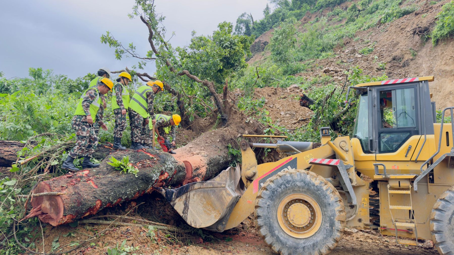 बाढीपहिरोले तनहुँका ग्रामीण सडक अवरुद्ध