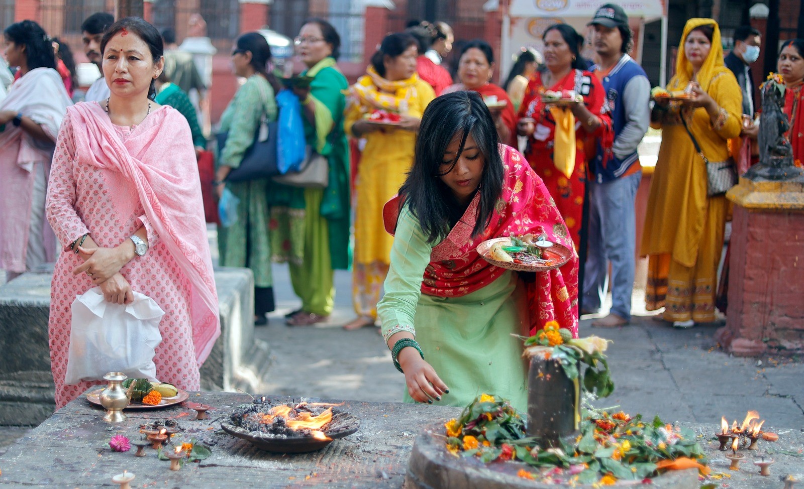 साउनको तेस्रो सोमबार : पाटनको कुम्भेश्वर महादेवमा भक्तजनको लाम (तस्बिरहरु)