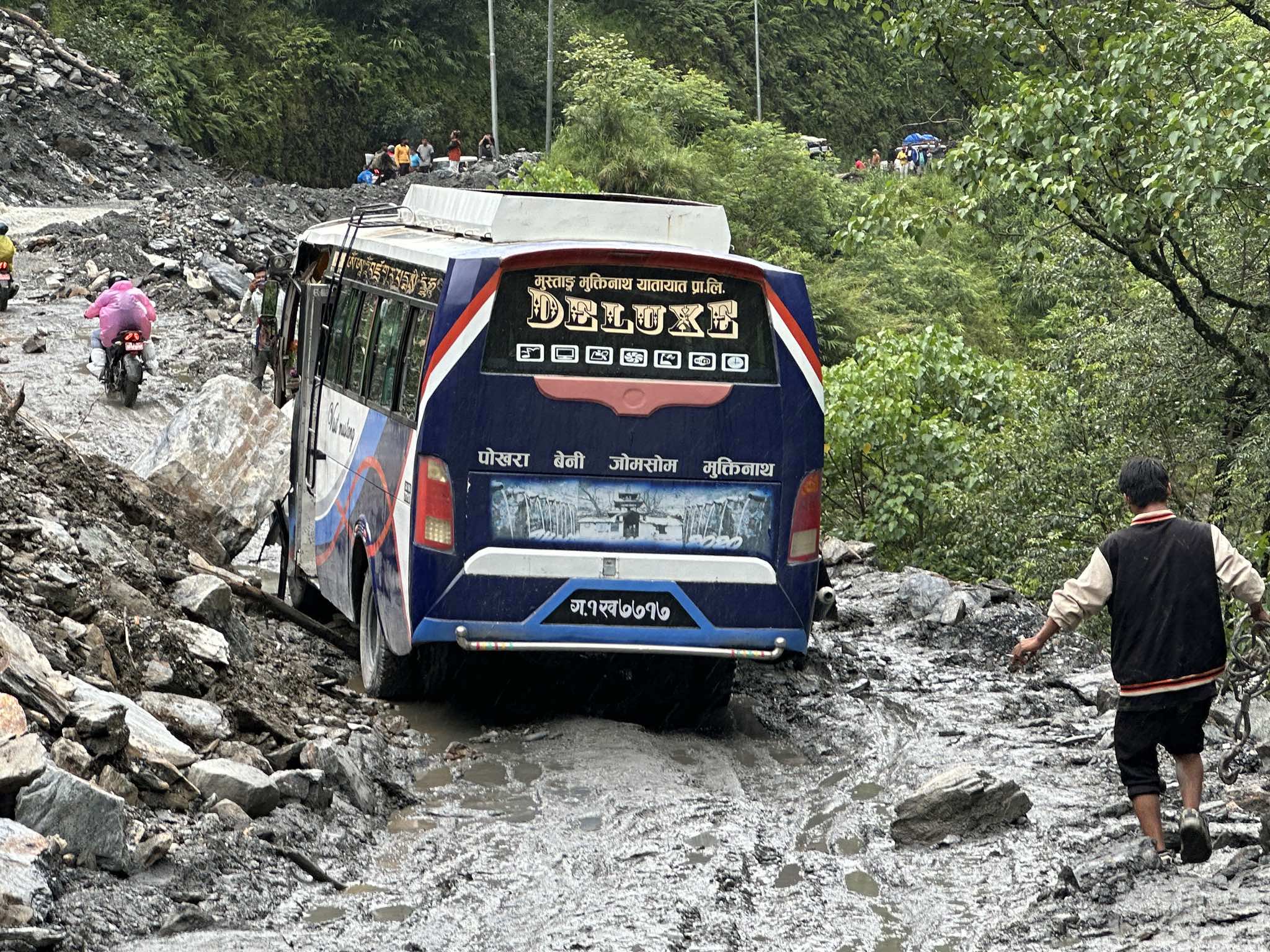 सिरुबारीको पहिरोमा दुर्घटनाको जोखिम