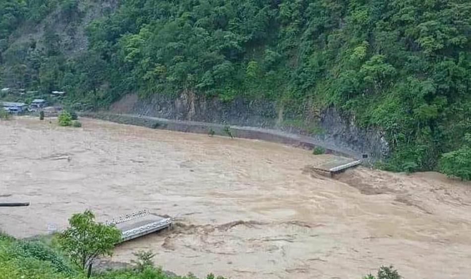 तिनाउको बाढीमा फसेका युवकको उद्धार