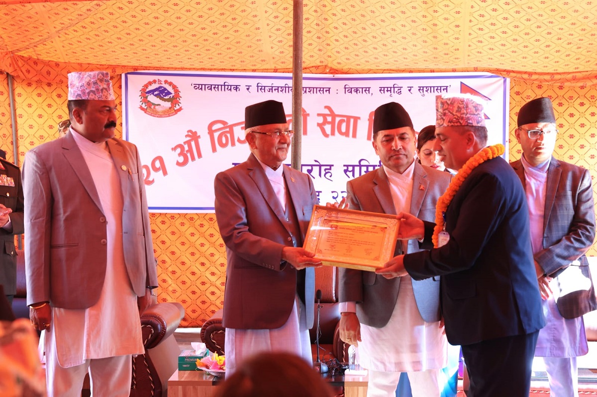 प्रधानमन्त्री ओलीद्वारा ४० निजामती कर्मचारीलाई पुरस्कार प्रदान