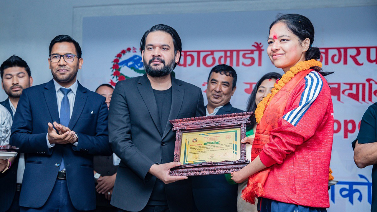 काठमाडौँ महानगरपालिकाद्वारा पलेशालाई नगद पाँच लाखसहित सम्मान