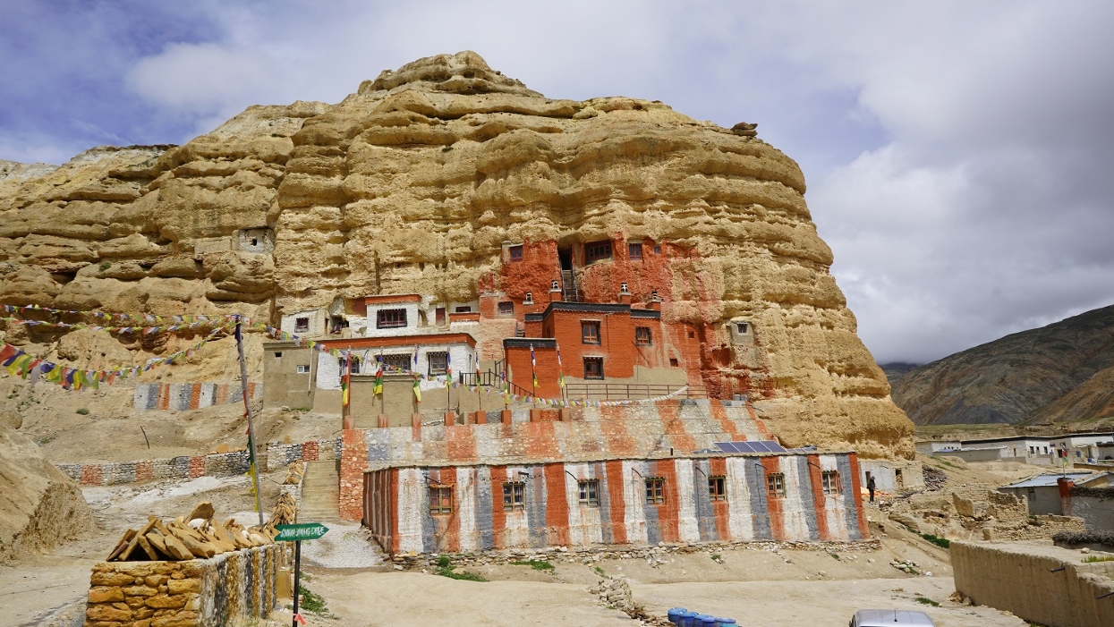 ऐतिहासिक छोसेरको निर्फु गुम्बा पुन : निर्माण