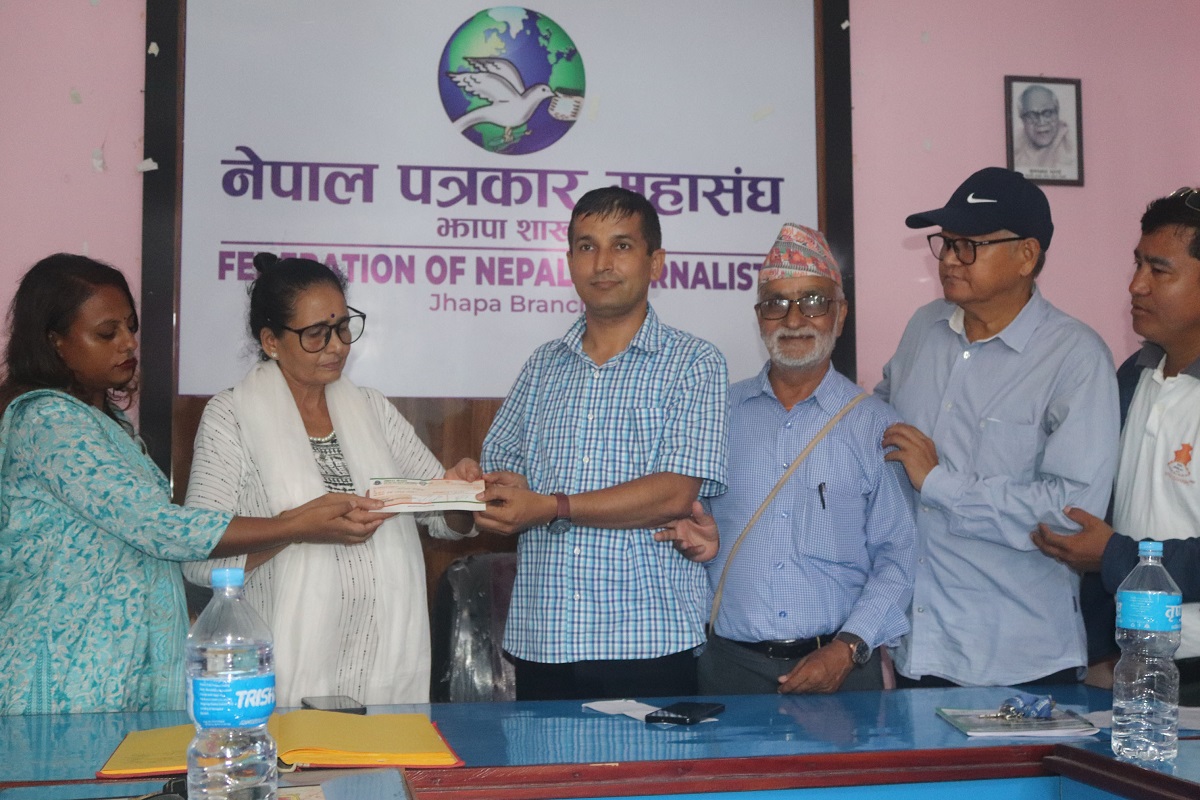 पत्रकार पाठकका परिवारलाई एक लाख प्रदान