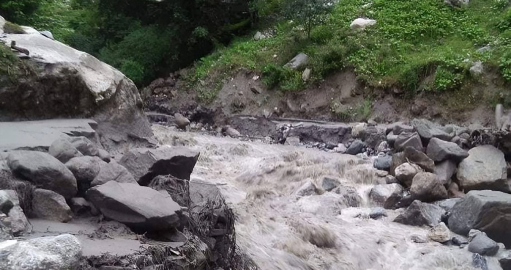 बागलुङमा बाढीले बाइक र स्कुटर बगाउँदा दुई युवकको मृत्यु, अर्का बेपत्ता