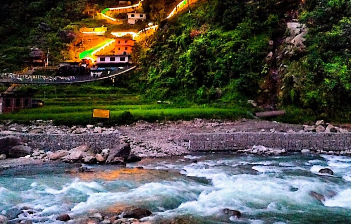 स्नानको क्रममा खोलाले बगाउँदा एक वृद्धा बेपत्ता