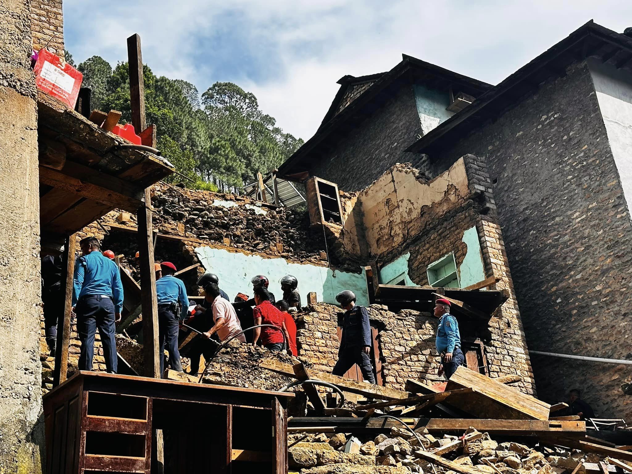 बागलुङमा घर भत्काउने क्रममा एक जनाको मृत्यु, ११ जना घाइते