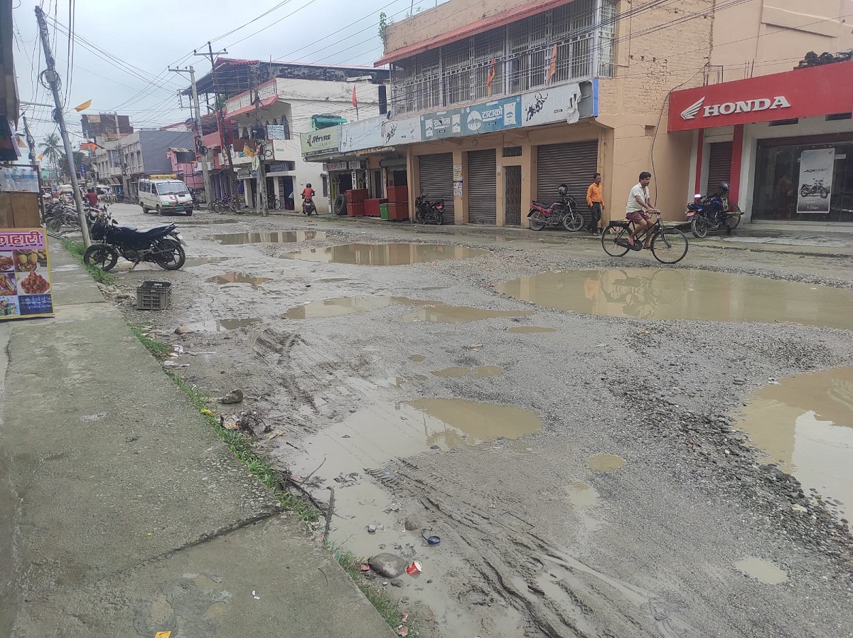 मुख्य सडकमै खाल्डाखुल्डी हुँदा दुर्घटनाको जोखिम