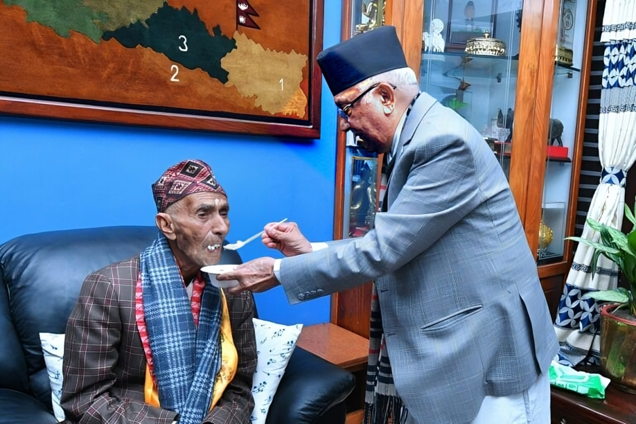 प्रधानमन्त्रीले आफ्ना पितालाई सम्झिँदै कुशे औँसीको दिए शुभकामना
