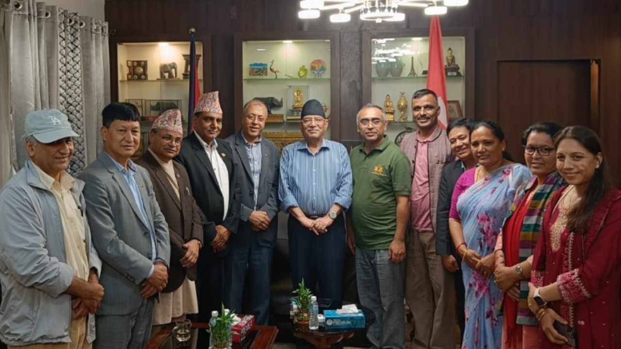 प्रचण्ड भेट्न एमाले नेताहरू खुमलटारमा