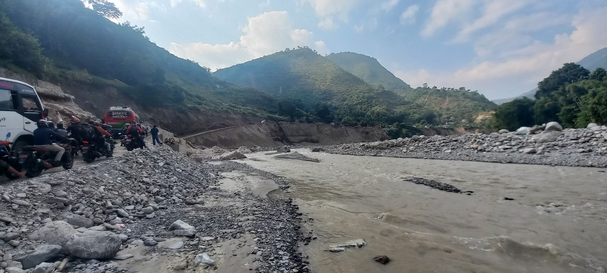 बाढीले डाइभर्सन बगाउँदा आठ घण्टादेखि बिपी राजमार्ग अवरुद्ध, बेपत्ता महिलाको खोजी गरिँदै