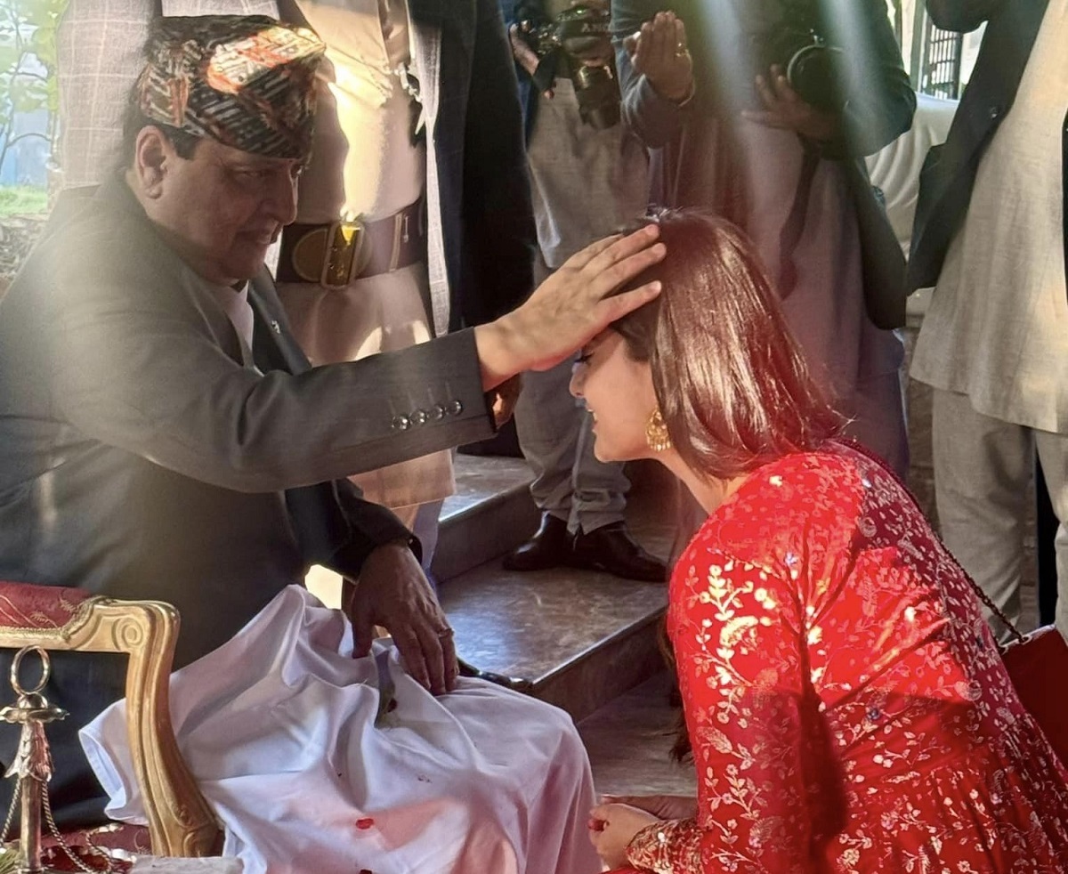 नायिका नीति शाहले लगाइन् पूर्व राजाबाट दशैंको टिका,भनिन् ‘जय देश जय नरेश’