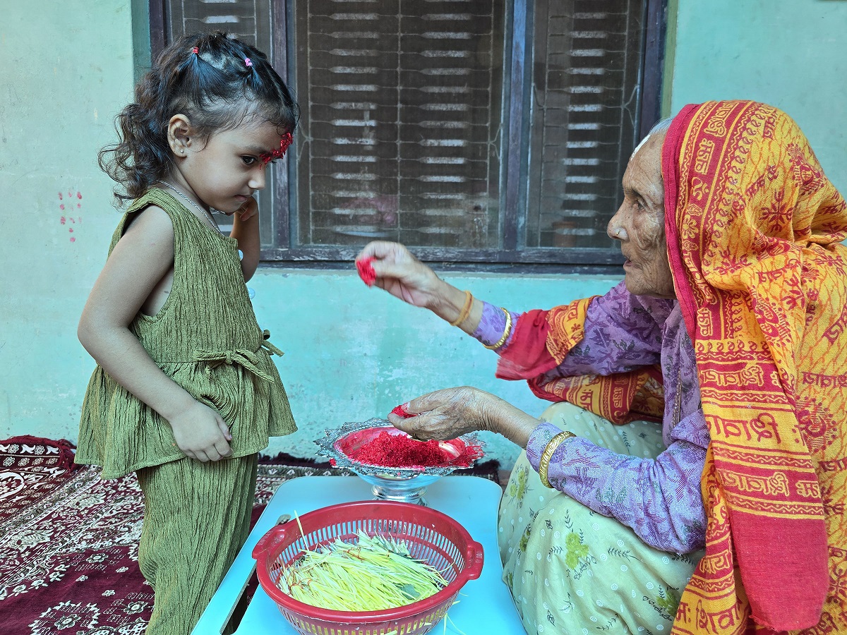 मान्यजनबाट दसैँको टीका र जमरा थाप्ने क्रम जारी
