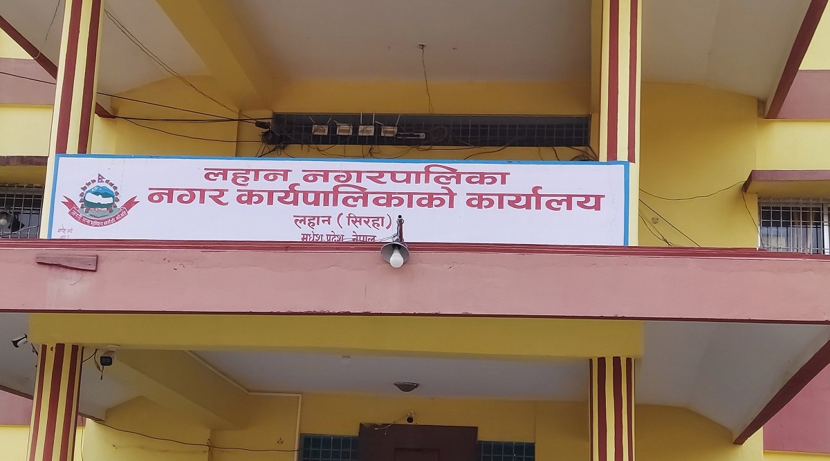 प्रमुख प्रशासकीय अधिकृतको सरुवा विवादले चार महिनादेखि तलबविहीन छन् कर्मचारी