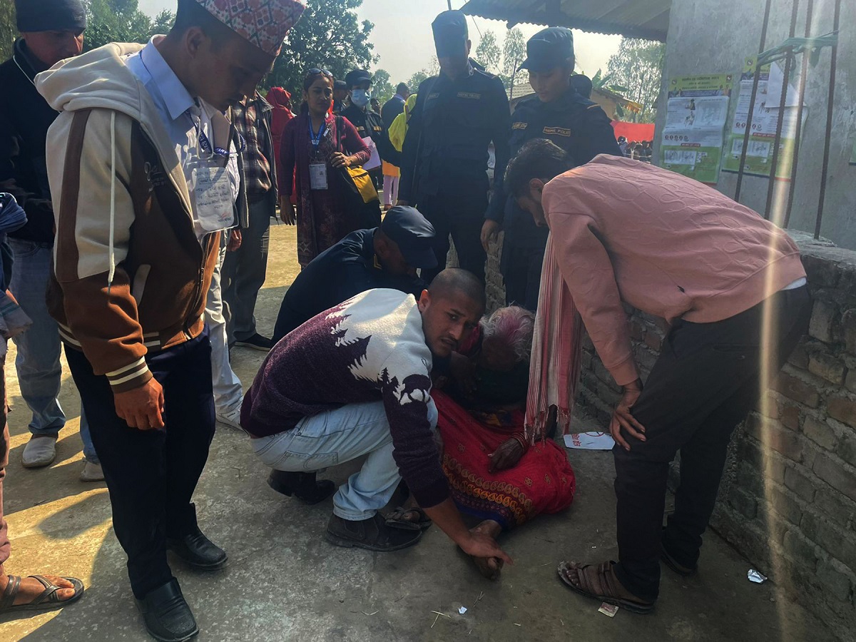 मतदान गर्न जादा ९० वर्षीया मतदाता बेहोस