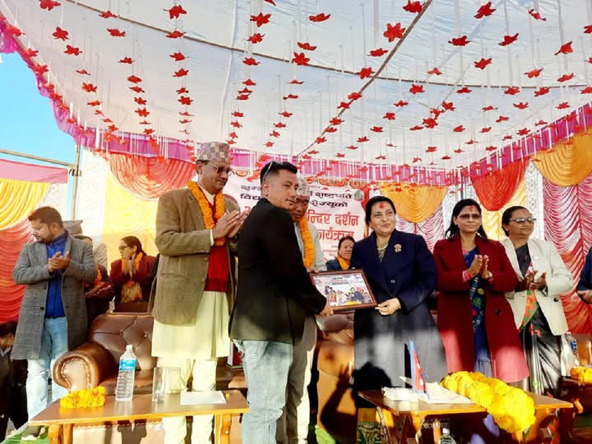 पूर्वराष्ट्रपति भण्डारीद्वारा आलमदेवी मन्दिरमा पूजाआजा,गाउँपालिकाबाट सम्मान
