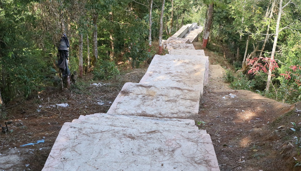 पर्यटकीयस्थल मझुवागढीमा निर्माण गरिएको पदमार्ग मापदण्डविपरित