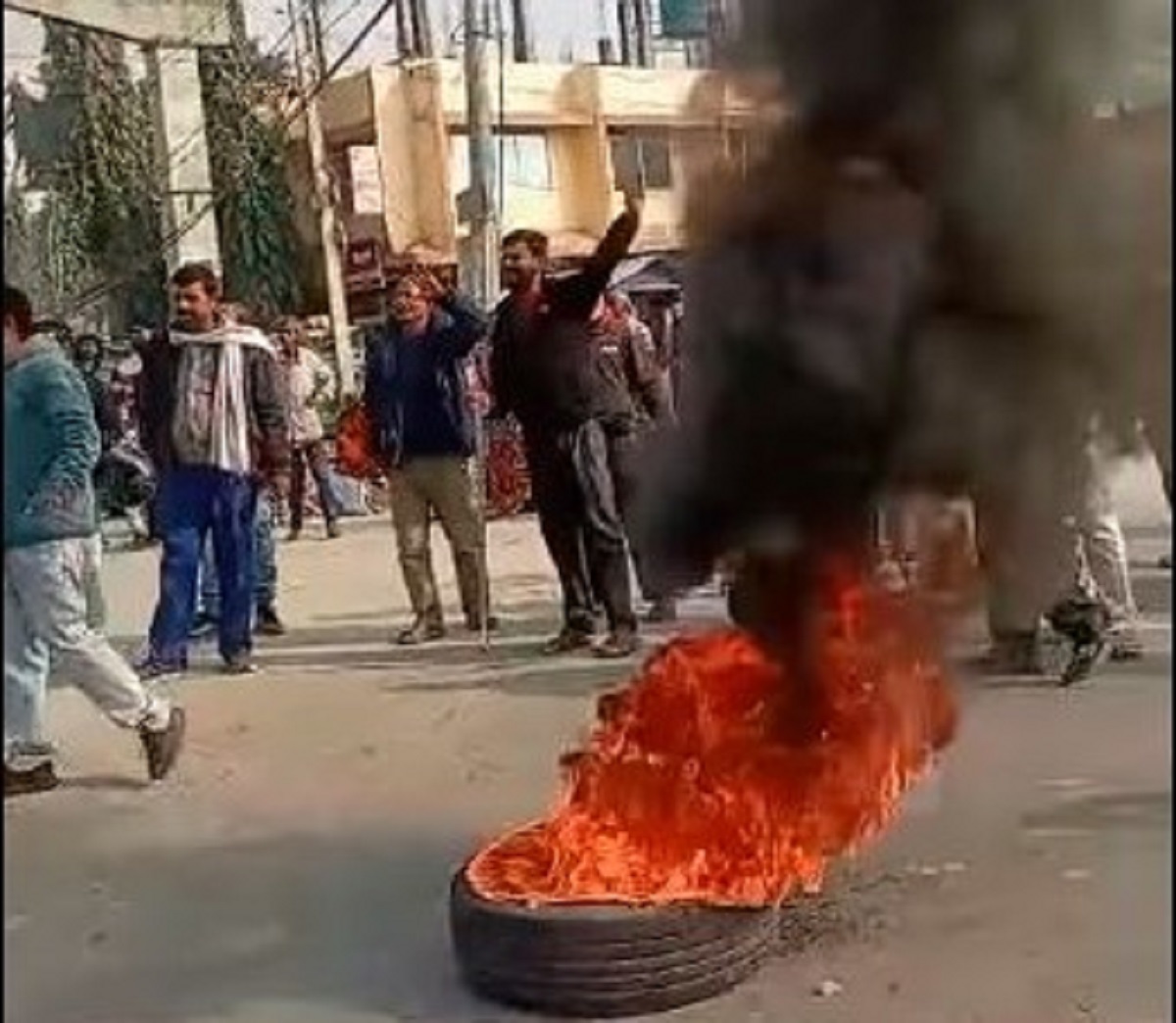 राज्यको नश्लवादी विभेदका विरुद्ध जनमतको प्रदर्शन,टायर बालेर एक घण्टा सडक बन्द