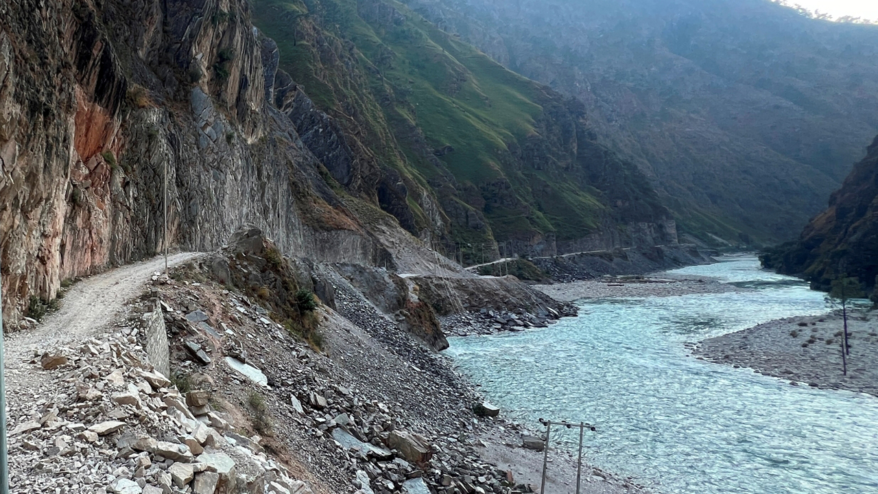 सुक्खा पहिरोका कारण कर्णाली करिडोरअन्तर्गत खच्चा सडक अवरुद्ध