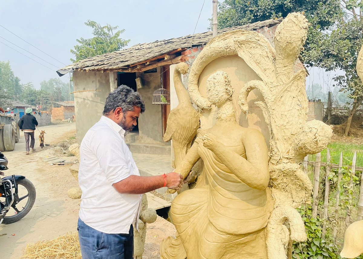 सरस्वतीका मूर्ति बनाउनेको व्यस्त मूर्तिकार