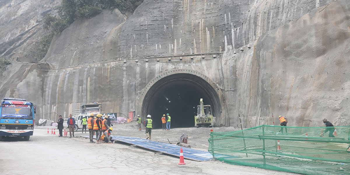 प्रधानमन्त्रीको उपस्थितिमा सिद्धबाबा सुरुङ छिचोलिँदै