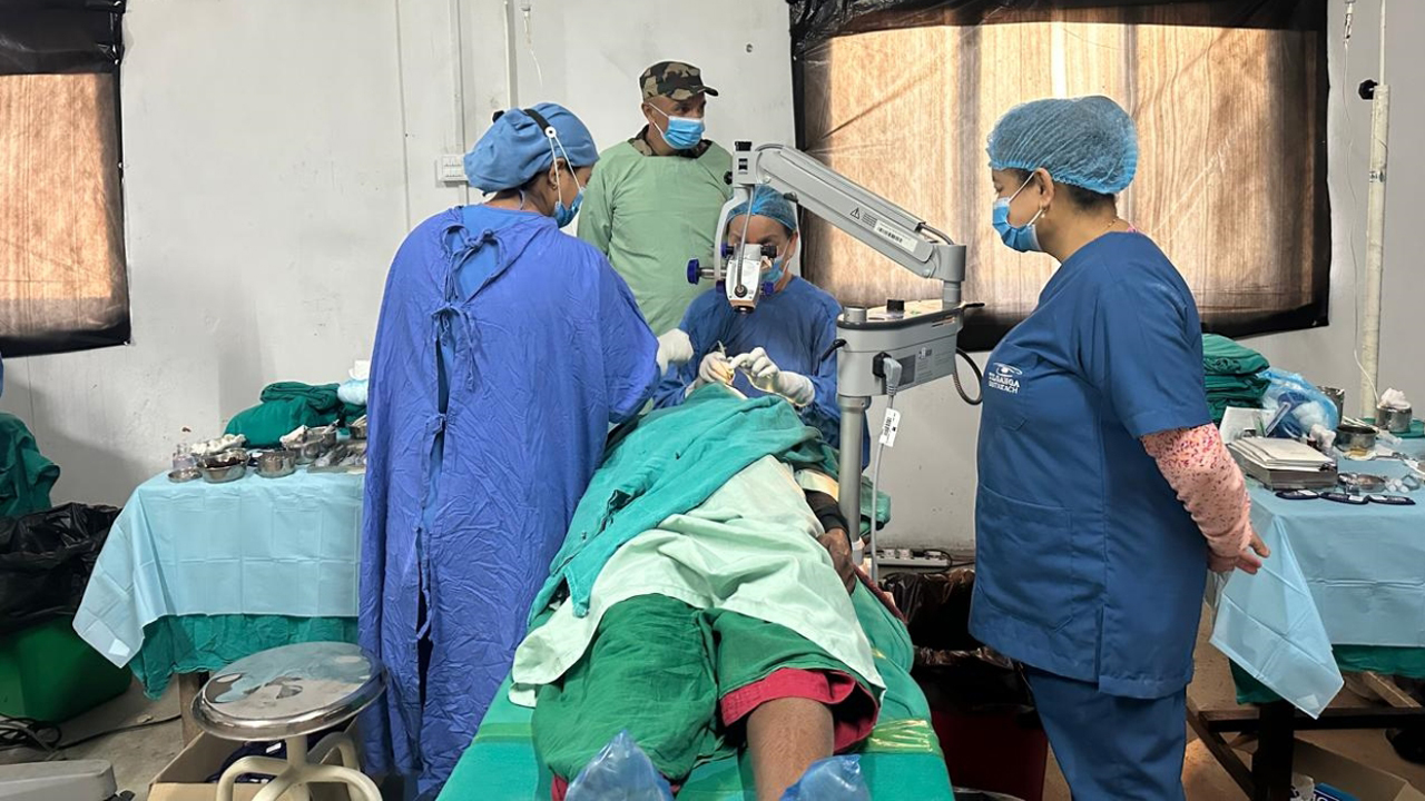 नेपाली सेनाको सहयोगमा पाँच सय ३१ जनाको निःशुल्क आँखाको शल्यक्रिया