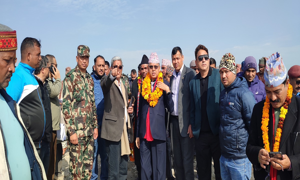 गृह र भौतिक पूर्वाधार मन्त्रीले गरे महाकालीमा निमार्णाधीन पुलको निरीक्षण