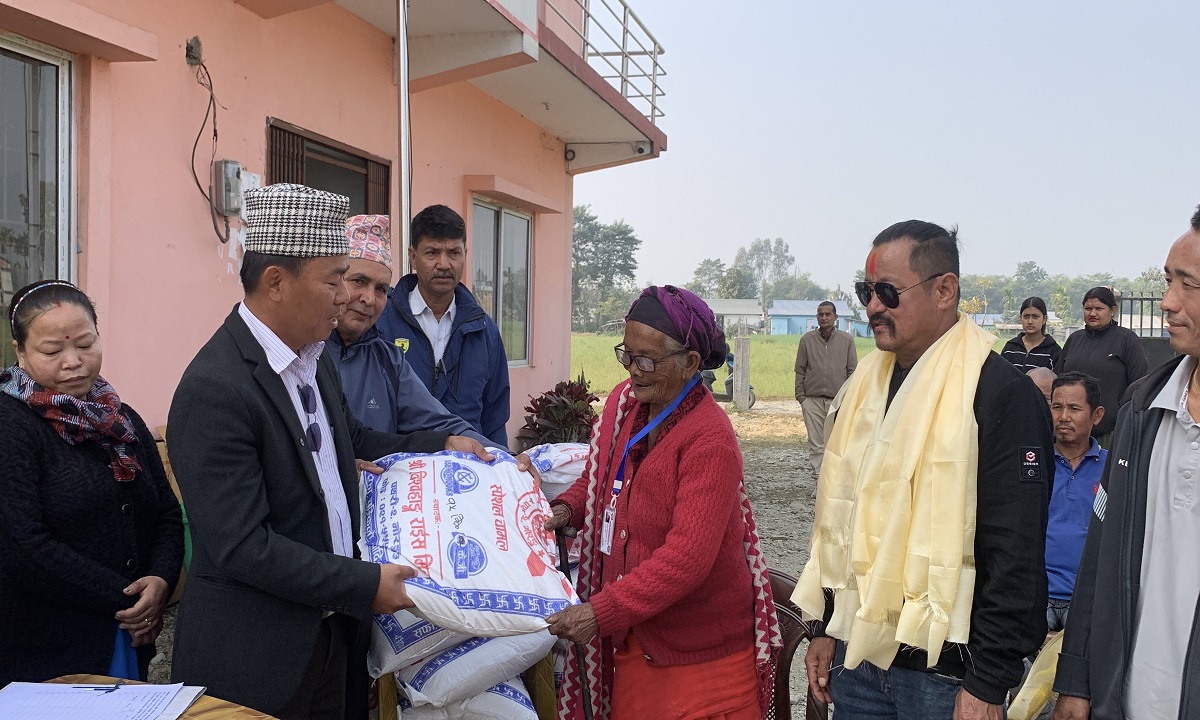 विपन्न परिवारलाई रासन कार्ड र रासन वितरण