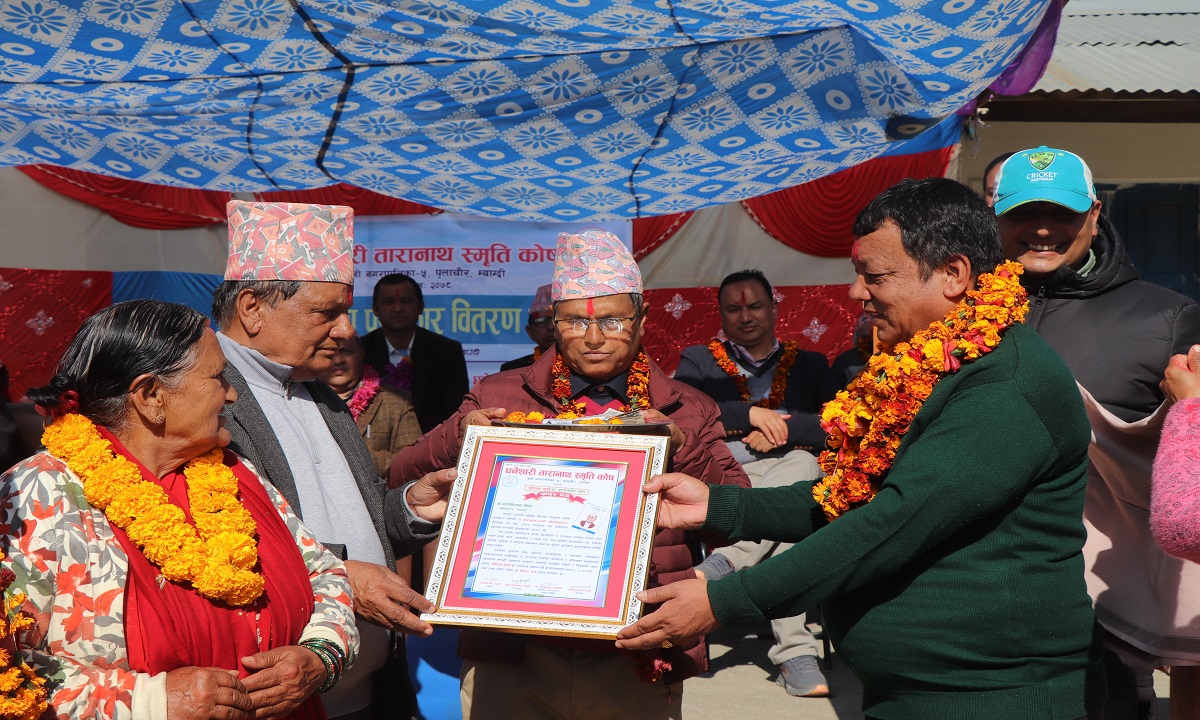 साहित्यकार श्रेष्ठ एक लाख नगदसहित पुरस्कृत