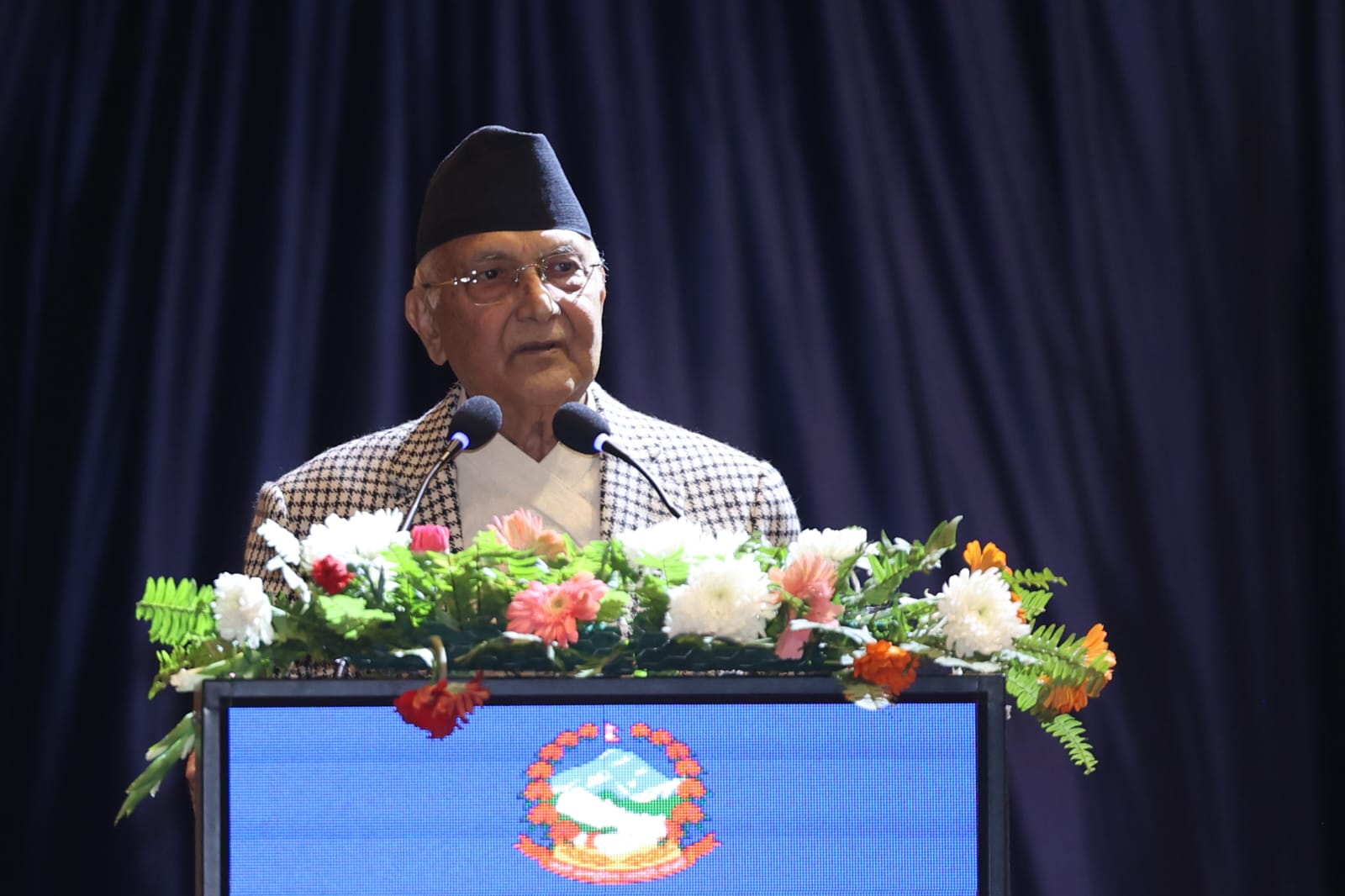 नेपाल प्रहरीलाई प्रधानमन्त्रीको आग्रह- कुनै पनि प्रकारको दबाबमा नपरी काम गर्नू