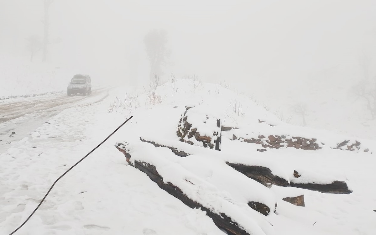 हिमपातका कारण मध्यपहाडी लोकमार्ग अवरुद्ध