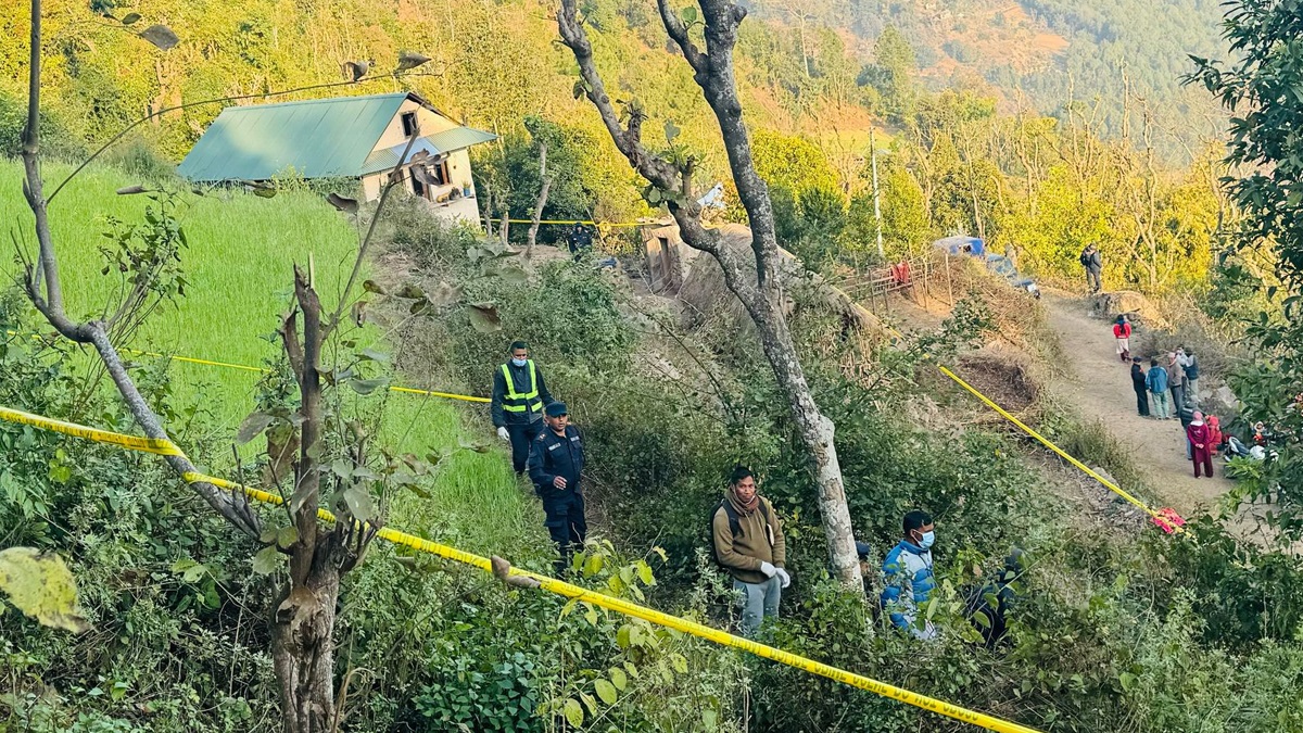 बाजुरामा रुखबाट लडेर वृद्धको मृत्यु