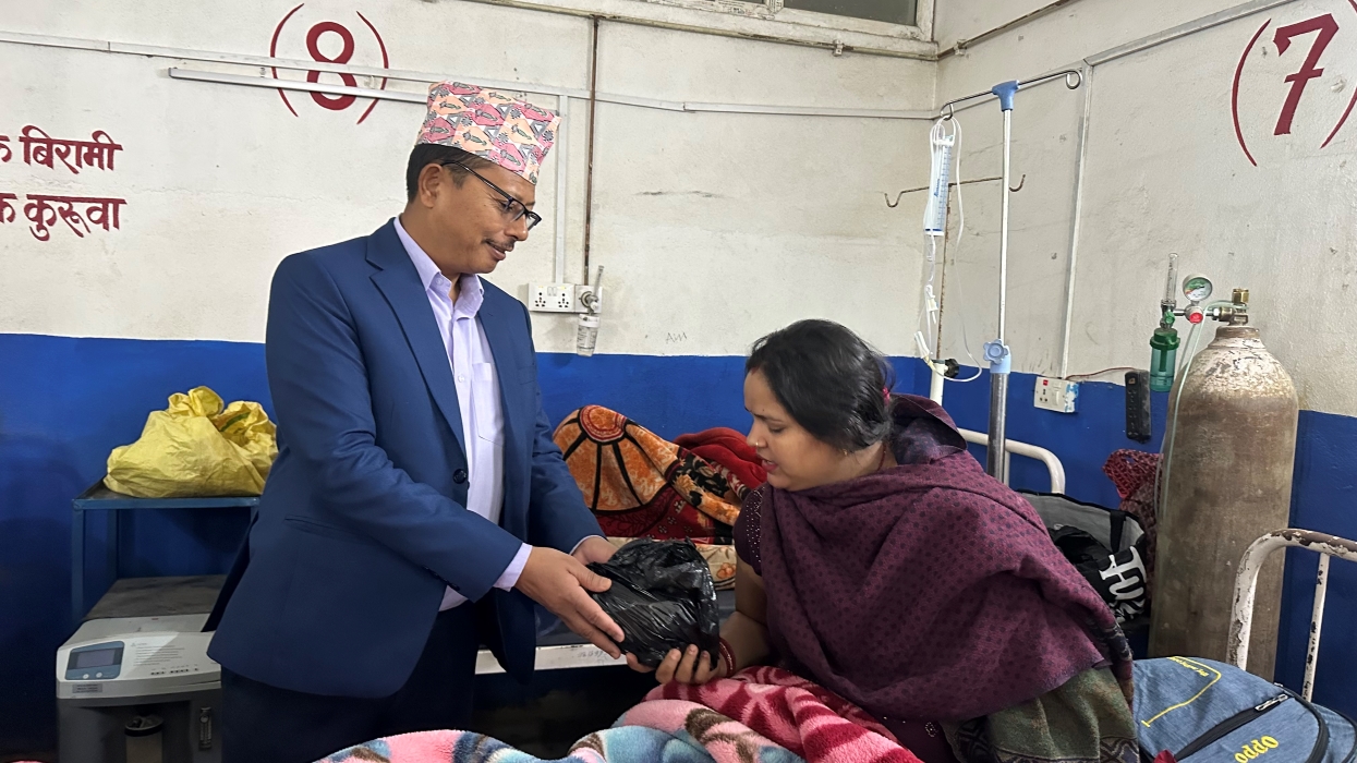 प्रजातन्त्र दिवस : बिरामीलाई फलफूल वितरण