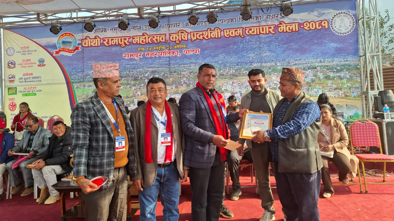 कृषि तथा पशुपालन गर्ने किसान पुरस्कृत