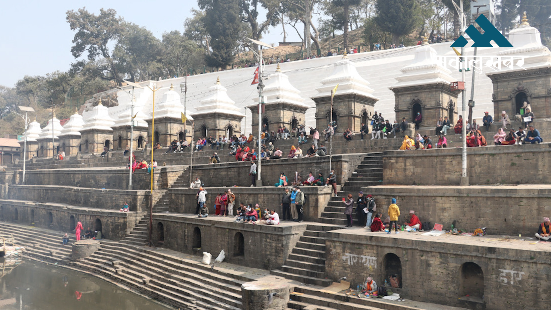 पशुपति आर्यघाटमा जलिरहेको शवबाट निकालियो हड्डी र मासु, दुई जना पक्राउ