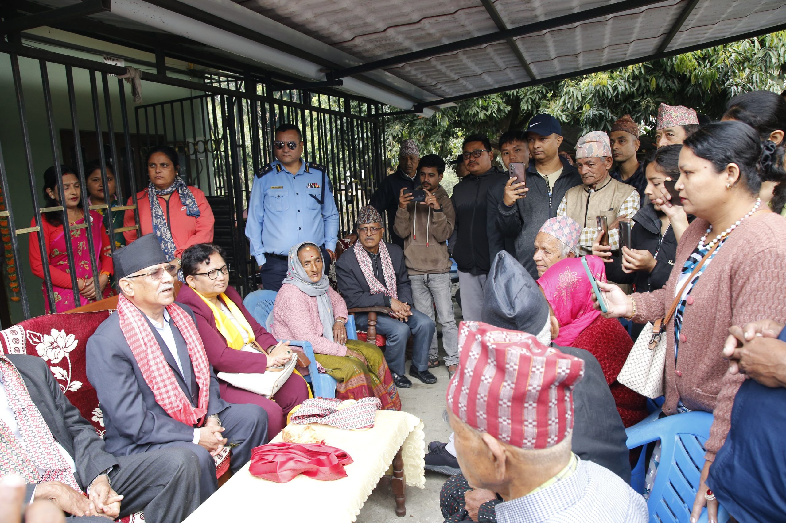प्रचण्डसहितको टोली मोरङमा, सहिद परिवारसँग भेट