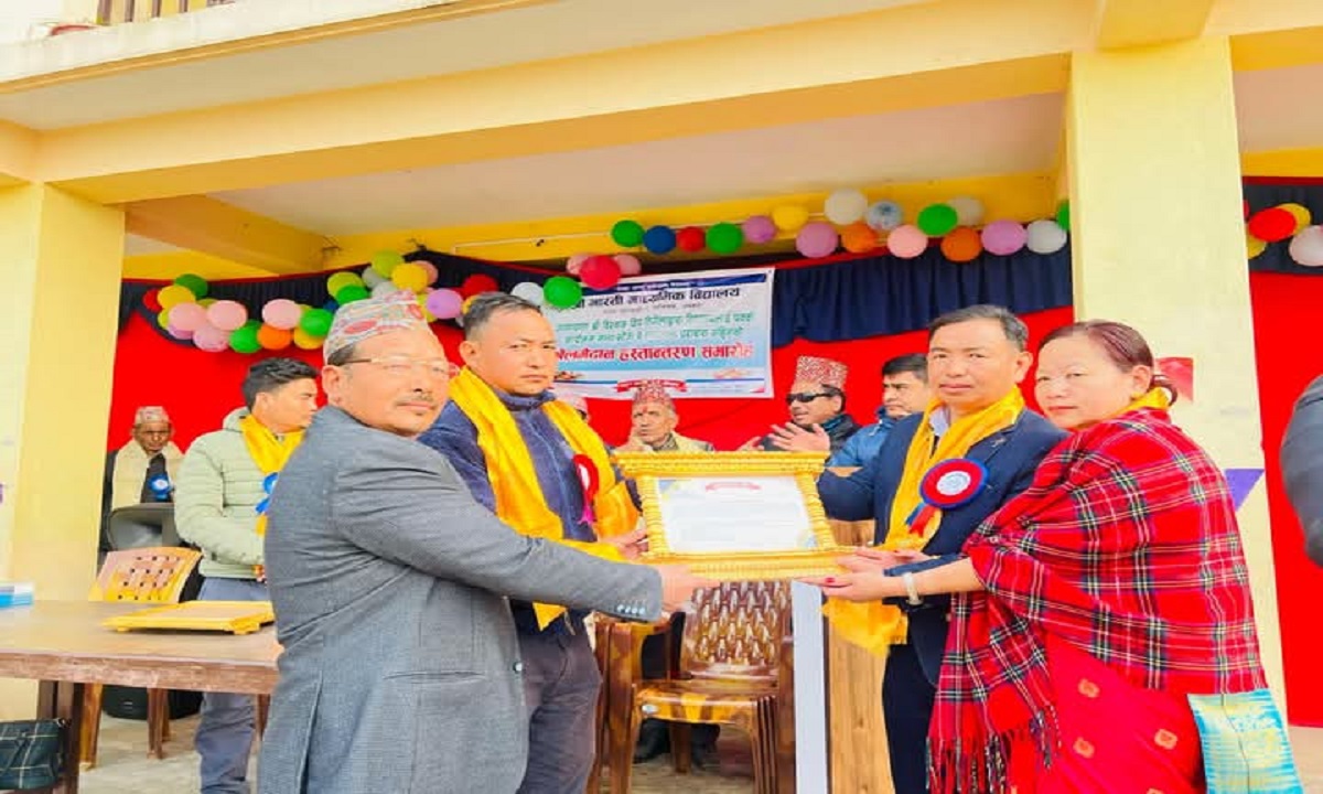 आफूले पढेको विद्यालयलाई खेलमैदान र स्टेज निर्माण