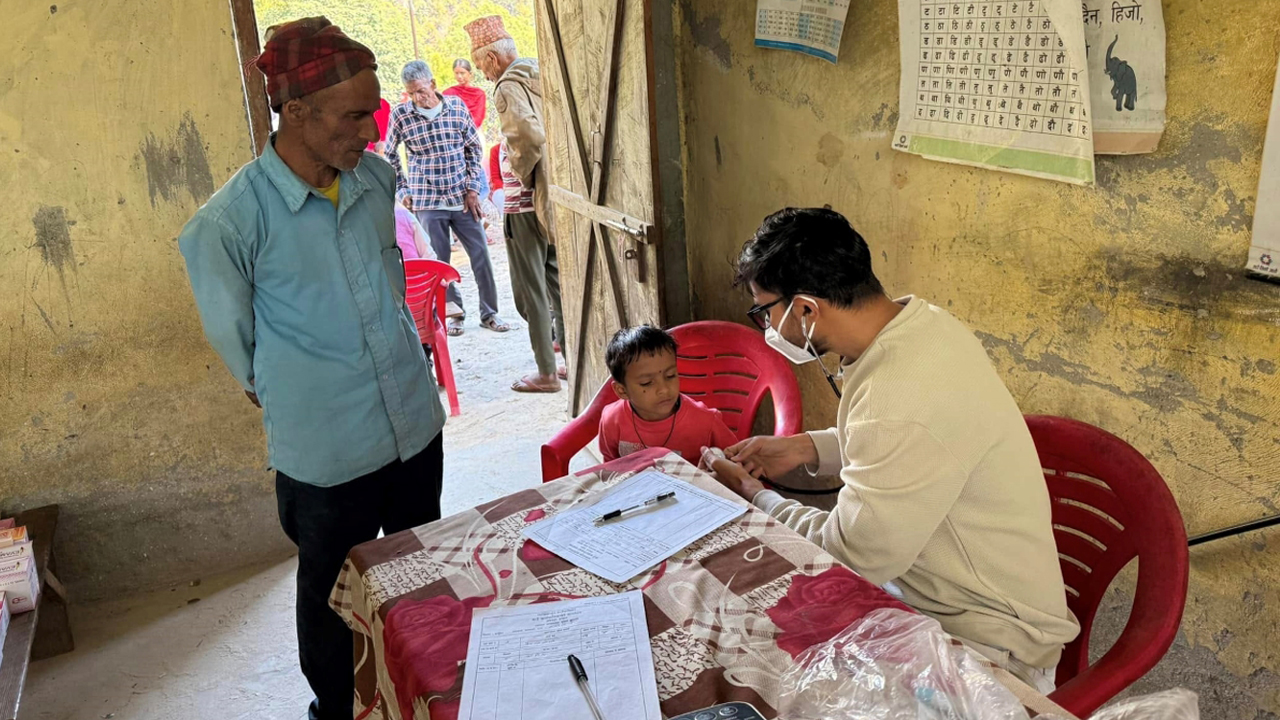 गाउँमै पुगेर उपचार गर्दै स्वास्थ्यकर्मी