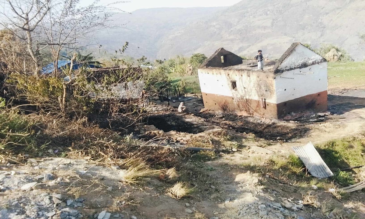 आगलागीबाट आठ घर जलेर नष्ट