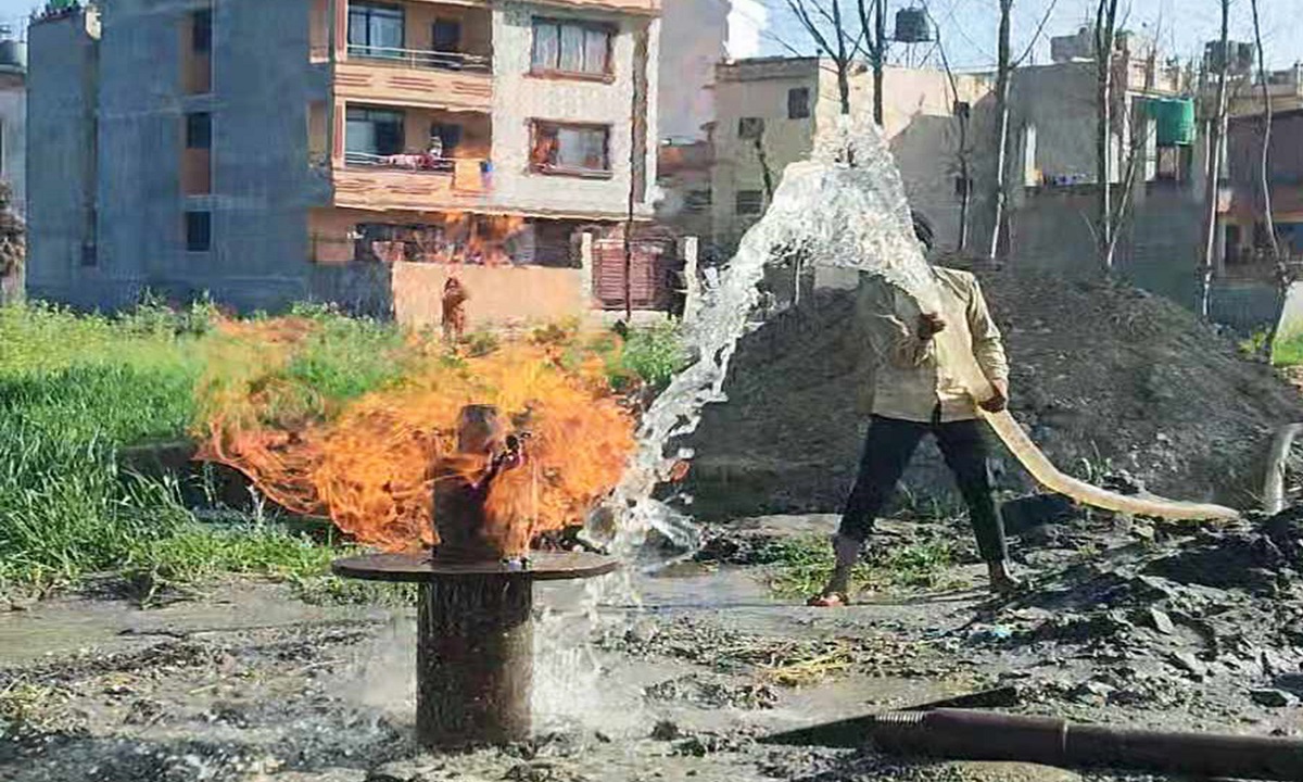 बोरिङ गर्ने क्रममा ग्यास ‘लिकेज’ : त्रासमा स्थानीय
