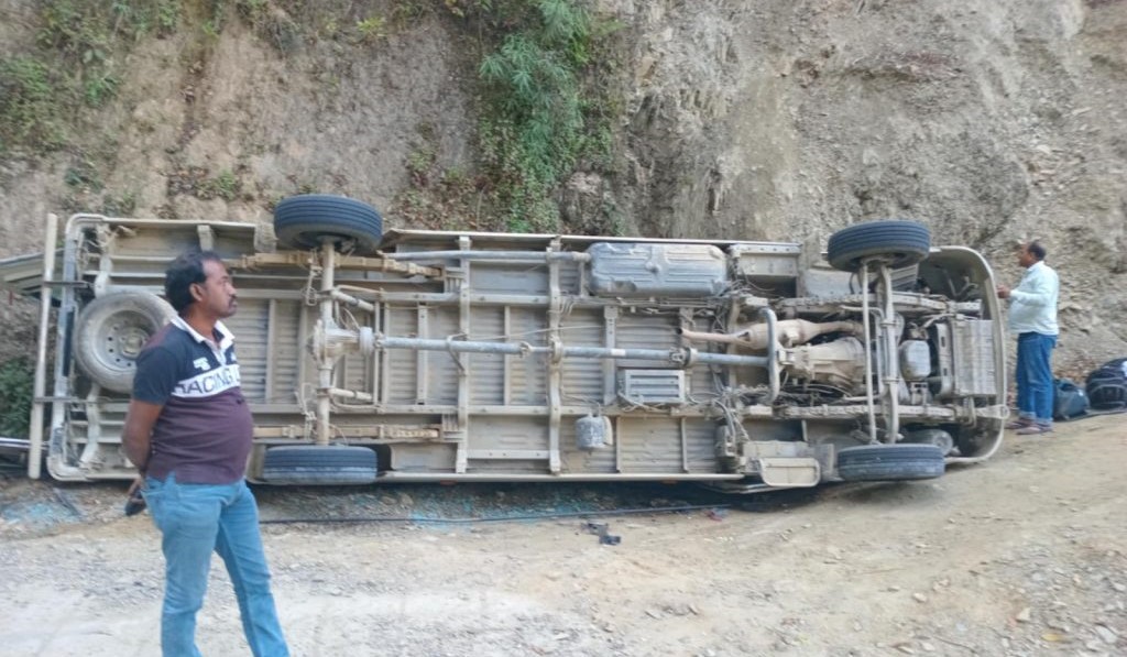 काठमाडौं भारत जाँदै गरेको गाडी इन्द्रसरोवरमा पल्टियो