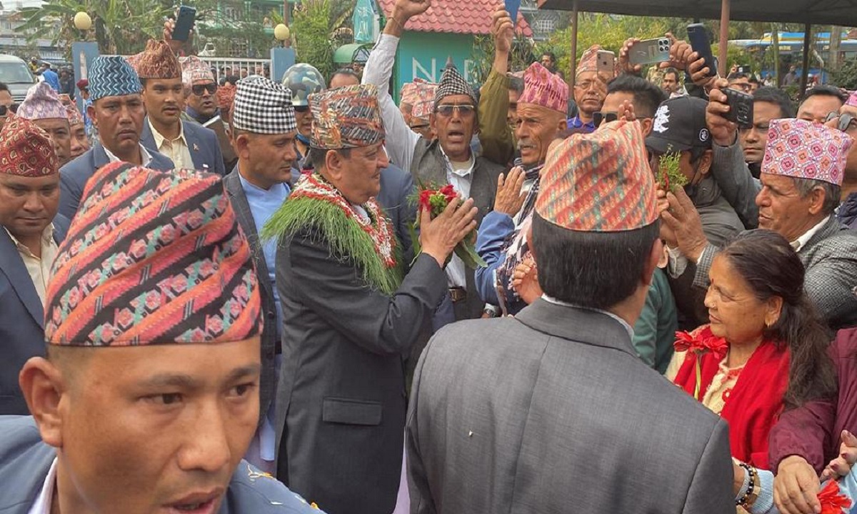 पोखराबाट उडे पूर्वराजा शाह